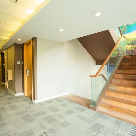 Life Hotel Stasiun Kota สุราบายา ภายนอก รูปภาพ