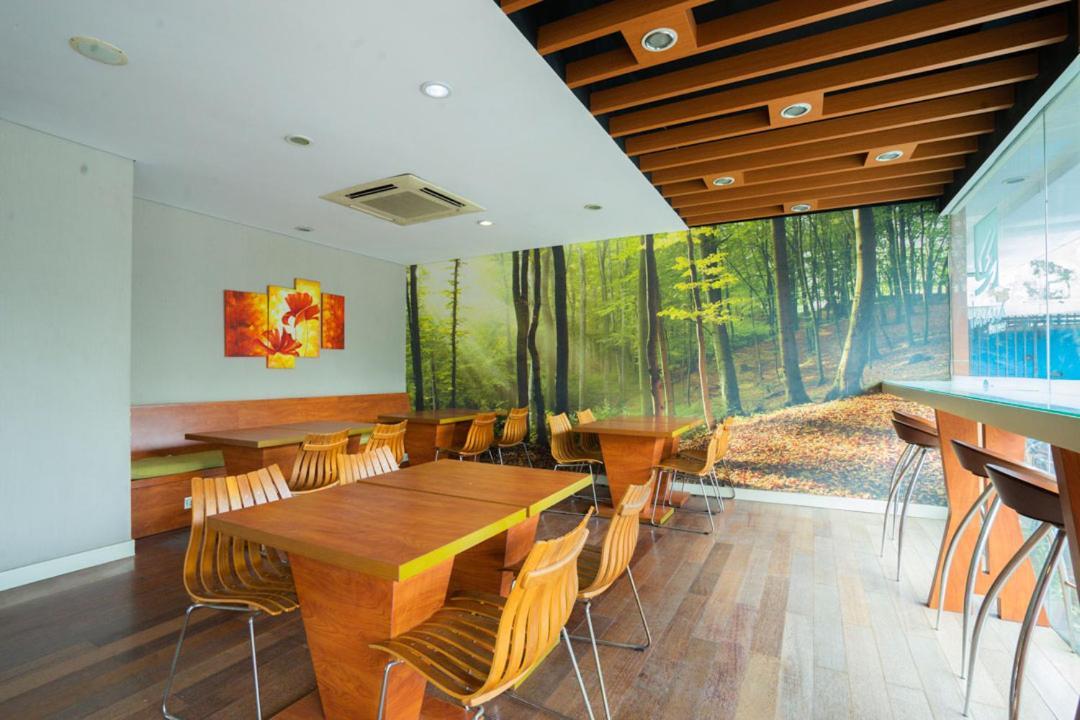 Life Hotel Stasiun Kota สุราบายา ภายนอก รูปภาพ