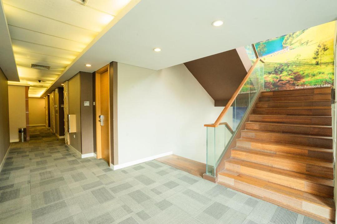 Life Hotel Stasiun Kota สุราบายา ภายนอก รูปภาพ