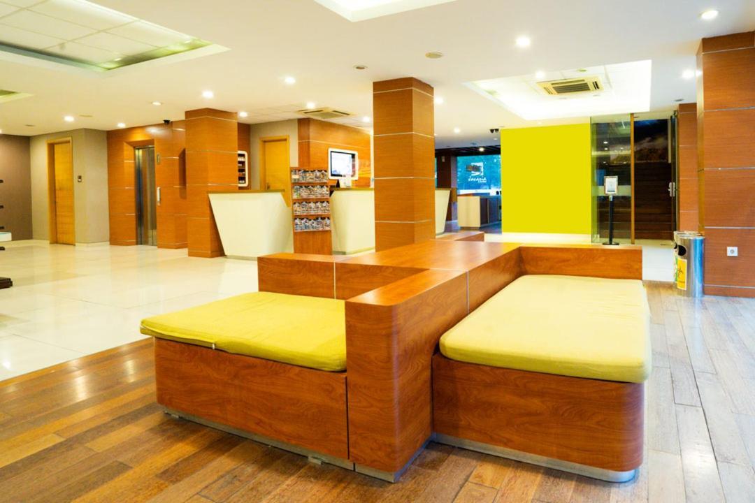 Life Hotel Stasiun Kota สุราบายา ภายนอก รูปภาพ