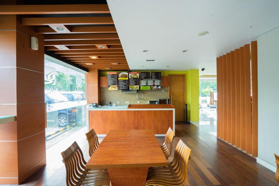 Life Hotel Stasiun Kota สุราบายา ภายนอก รูปภาพ