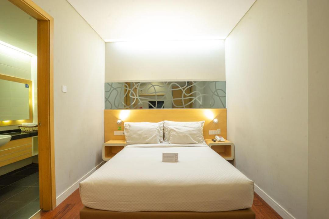 Life Hotel Stasiun Kota สุราบายา ภายนอก รูปภาพ